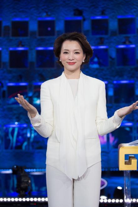 董卿带娃买衣服 大手牵小手画面十分温馨