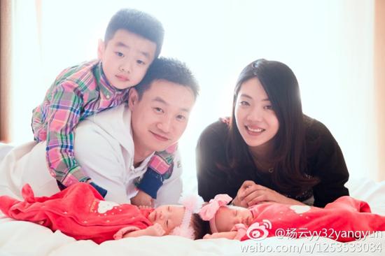杨威妻子晒双胞胎萌照：睫毛弯弯的小妖精