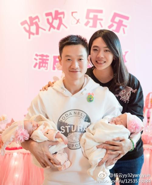 杨威妻子晒双胞胎萌照：睫毛弯弯的小妖精