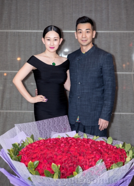 赵文卓为妻子庆生 3胎后身材依旧火辣
