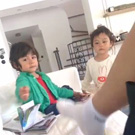 刘烨“臭脚”逗孩子网友心疼俩萌娃